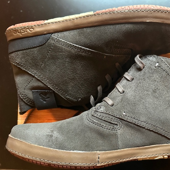 Men\'s Size 10 Cushe Prospector Chukka Boots - Unused in original box